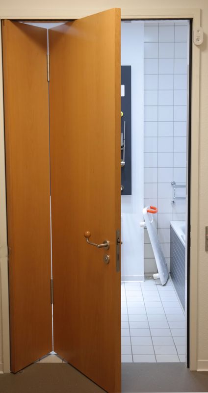 Klapp-Türe zum Bad von außen gesehen